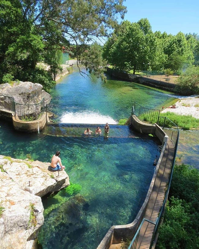 Praia Fluvial dos Olhos de Água: um paraíso no Centro de Portugal A Praia Fluvial dos Olhos de Água é um destino que encanta todos os que o visitam. É um pequeno paraíso com uma beleza singular.