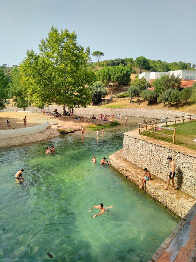 Praia Fluvial dos Olhos de Água: um paraíso no Centro de Portugal A Praia Fluvial dos Olhos de Água é um destino que encanta todos os que o visitam. É um pequeno paraíso com uma beleza singular.