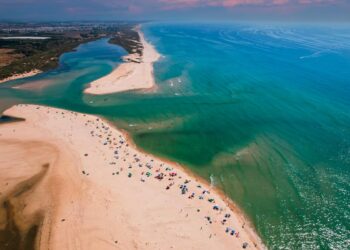 Descubra os diversos encantos da Praia da Fábrica ou Praia de Cacela Velha. Uma praia única e maravilhosa!