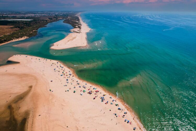 Descubra os diversos encantos da Praia da Fábrica ou Praia de Cacela Velha. Uma praia única e maravilhosa!
