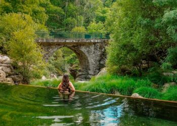 Em plena comunhão com a natureza deslumbrante, a Praia Fluvial da Lapa dos Dinheiros é um oásis fascinante que não deixa ninguém indiferente.