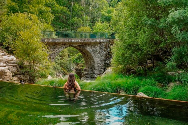 Em plena comunhão com a natureza deslumbrante, a Praia Fluvial da Lapa dos Dinheiros é um oásis fascinante que não deixa ninguém indiferente.