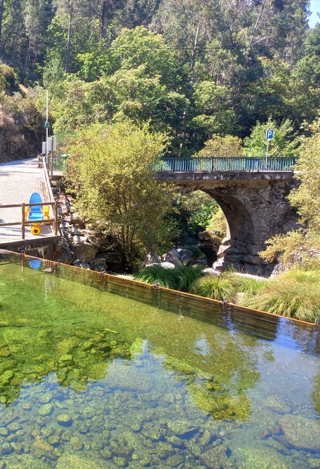 Praia fluvial da Lapa dos Dinheiros no Centro de Portugal Em plena comunhão com a natureza deslumbrante, a Praia Fluvial da Lapa dos Dinheiros é um oásis fascinante que não deixa ninguém indiferente.