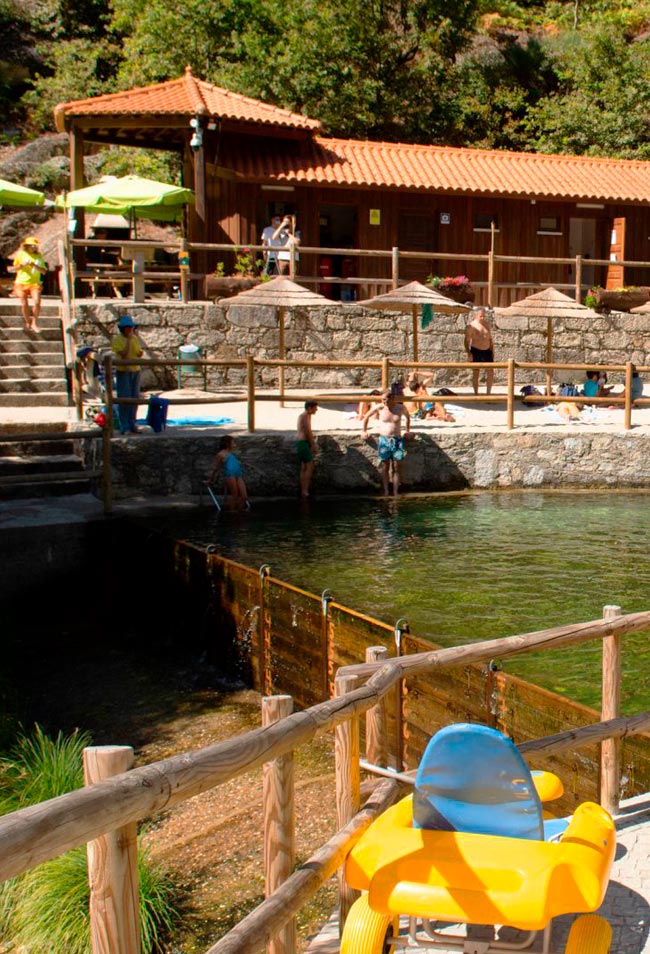 Praia fluvial da Lapa dos Dinheiros no Centro de Portugal Em plena comunhão com a natureza deslumbrante, a Praia Fluvial da Lapa dos Dinheiros é um oásis fascinante que não deixa ninguém indiferente.