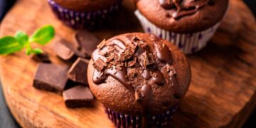 Descubra como fazer queques de chocolate húmidos e fofos, de comer e chorar por mais!