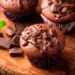 Descubra como fazer queques de chocolate húmidos e fofos, de comer e chorar por mais!