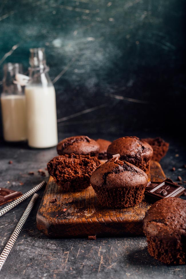 Queques de chocolate húmidos e fofos Descubra como fazer queques de chocolate húmidos e fofos, de comer e chorar por mais!