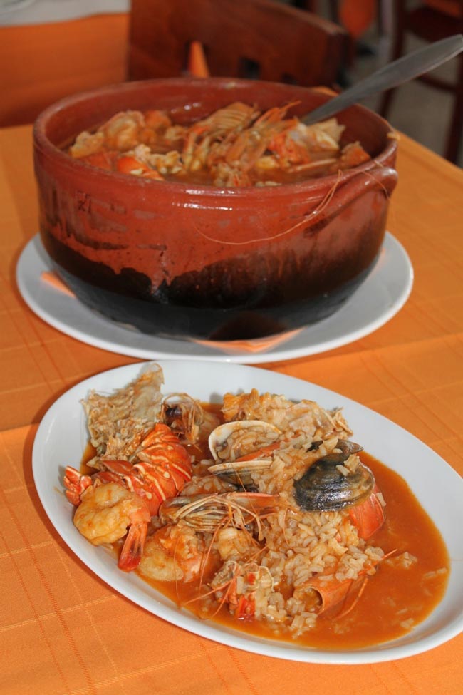 Receita de Arroz de Marisco da Praia da Vieira Eleito uma das 7 Maravilhas da Gastronomia nacional, o Arroz de Marisco da Praia da Vieira é uma refeição de comer e chorar por mais!