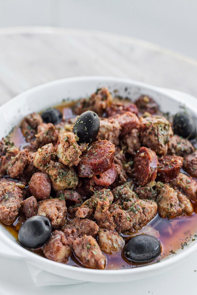 Receita de Pica-pau à portuguesa É um petisco delicioso! Com origem no Ribatejo, o Pica-pau é uma refeição com carne salteada que agrada a tanto a miúdos como a graúdos.