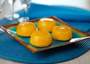 Quindins são perfeitos para animar festas e para um lanche de convívio. Aprenda a fazer Quindins de maneira prática e deliciosa. Ninguém resiste!