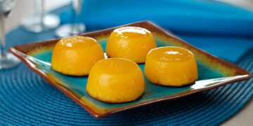 Quindins são perfeitos para animar festas e para um lanche de convívio. Aprenda a fazer Quindins de maneira prática e deliciosa. Ninguém resiste!