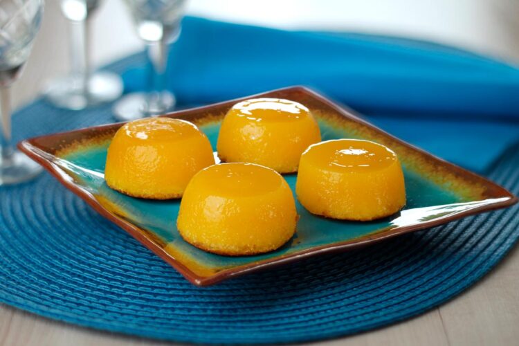 Quindins são perfeitos para animar festas e para um lanche de convívio. Aprenda a fazer Quindins de maneira prática e deliciosa. Ninguém resiste!