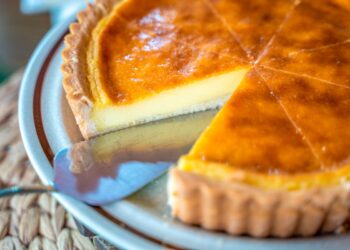 Aprenda a fazer a clássica tarte de natas com leite condensado! Uma sobremesa fácil de preparar e que agrada a todos os paladares.