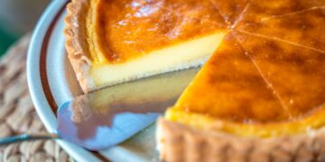 Aprenda a fazer a clássica tarte de natas com leite condensado! Uma sobremesa fácil de preparar e que agrada a todos os paladares.