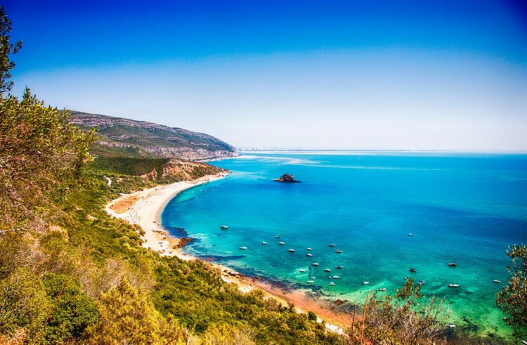 Há praias paradisíacas a menos de 1 hora de Lisboa. As melhores praias da Arrábida juntam serra e mar e criam um cenário memorável!