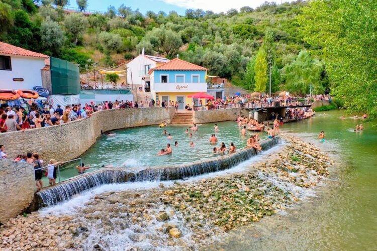 Descubra 10 das melhores praias fluviais da região de Santarém! Desde praias com águas cristalinas a paisagens deslumbrantes.