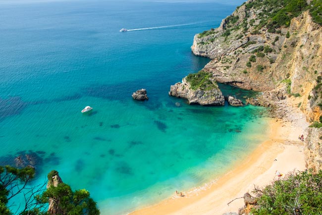 10 das melhores praias da Arrábida Há praias paradisíacas a menos de 1 hora de Lisboa. As melhores praias da Arrábida juntam serra e mar e criam um cenário memorável!