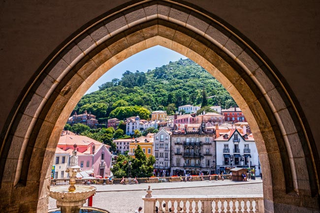 10 das melhores escapadinhas a menos de 1 hora de Lisboa A menos de 1 hora de Lisboa existem locais que vale a pena descobrir. Confira algumas das melhores escapadinhas que pode fazer.