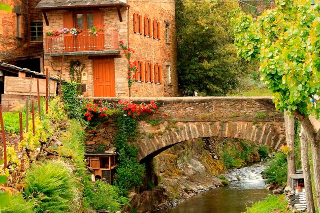 12 incríveis lugares para descobrir no Centro de Portugal No Centro de Portugal há ainda muito para descobrir, desde aldeias históricas, aldeias de xisto, lagoas, cascatas e até passadiços em plena natureza.