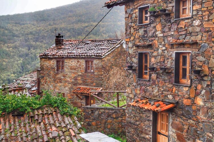 No Centro de Portugal há ainda muito para descobrir, desde aldeias históricas, aldeias de xisto, lagoas, cascatas e até passadiços em plena natureza.