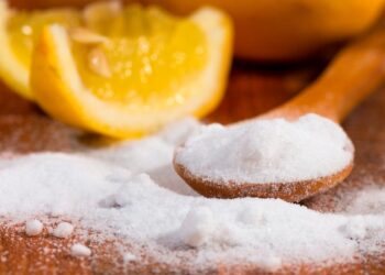 Descubra 12 usos do bicarbonato de sódio! Aprenda truques incríveis, como remover odores desagradáveis do frigorífico ou fazer uma pasta de dentes caseira.