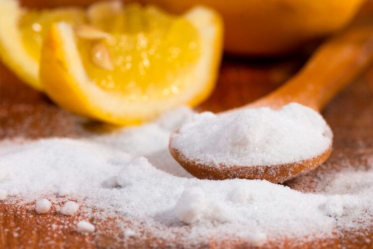 Descubra 12 usos do bicarbonato de sódio! Aprenda truques incríveis, como remover odores desagradáveis do frigorífico ou fazer uma pasta de dentes caseira.