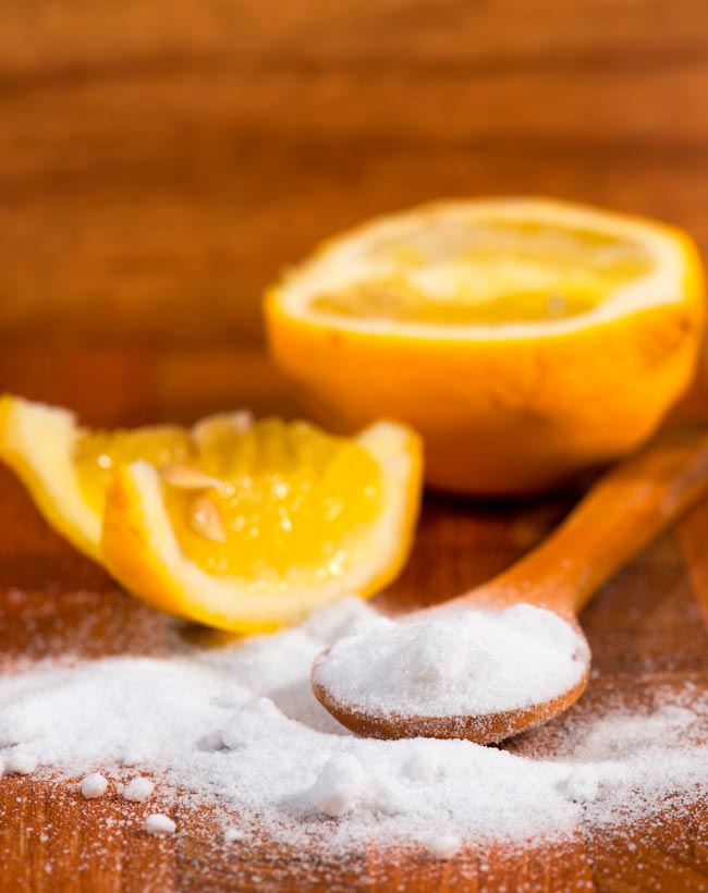 12 usos do bicarbonato de sódio surpreendentes Descubra 12 usos do bicarbonato de sódio! Aprenda truques incríveis, como remover odores desagradáveis do frigorífico ou fazer uma pasta de dentes caseira.