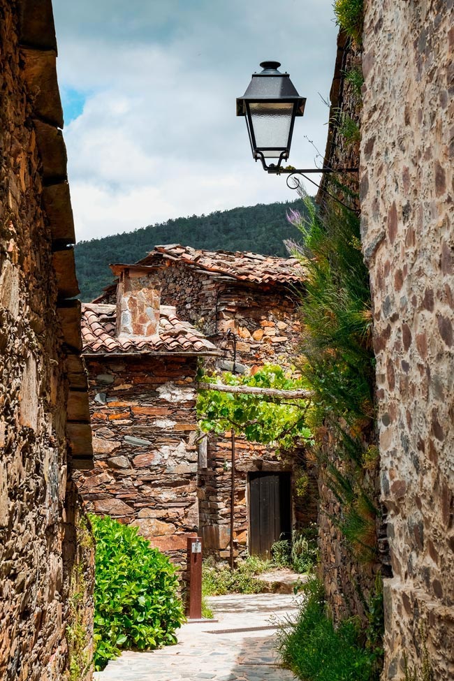12 incríveis lugares para descobrir no Centro de Portugal No Centro de Portugal há ainda muito para descobrir, desde aldeias históricas, aldeias de xisto, lagoas, cascatas e até passadiços em plena natureza.