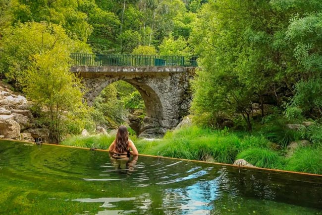 As melhores praias fluviais na Serra da Estrela Mergulhe nas águas cristalinas e delicie-se com as paisagens deslumbrantes.
