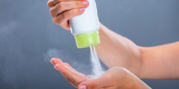 Além de seu uso tradicional como absorvente, o talco pode ser aproveitado de diversas maneiras. Descubra 20 usos do Pó de Talco alternativos e muito úteis!