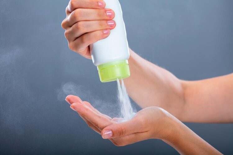Além de seu uso tradicional como absorvente, o talco pode ser aproveitado de diversas maneiras. Descubra 20 usos do Pó de Talco alternativos e muito úteis!