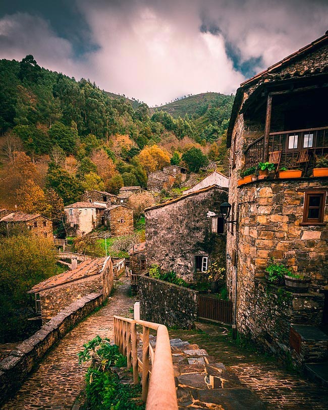 12 incríveis lugares para descobrir no Centro de Portugal No Centro de Portugal há ainda muito para descobrir, desde aldeias históricas, aldeias de xisto, lagoas, cascatas e até passadiços em plena natureza.