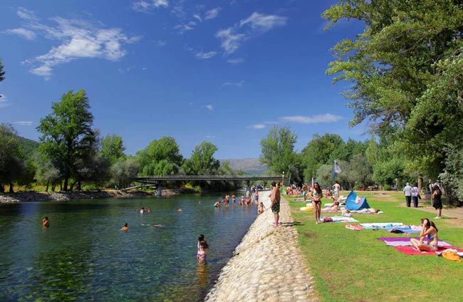 As melhores praias fluviais na Serra da Estrela Mergulhe nas águas cristalinas e delicie-se com as paisagens deslumbrantes.