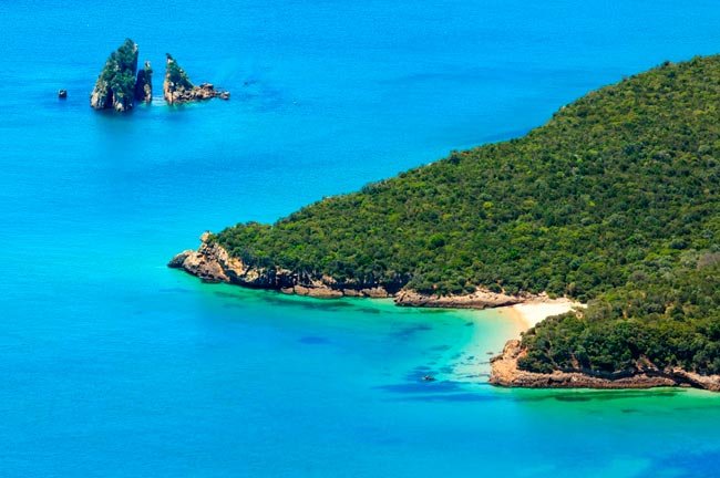10 das melhores praias da Arrábida Há praias paradisíacas a menos de 1 hora de Lisboa. As melhores praias da Arrábida juntam serra e mar e criam um cenário memorável!