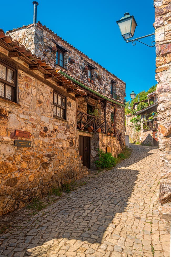 12 incríveis lugares para descobrir no Centro de Portugal No Centro de Portugal há ainda muito para descobrir, desde aldeias históricas, aldeias de xisto, lagoas, cascatas e até passadiços em plena natureza.