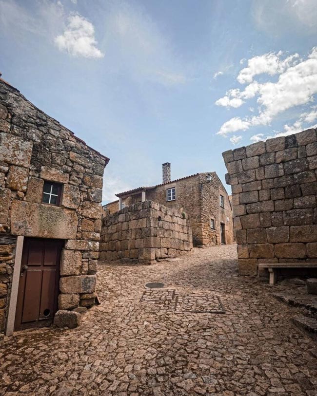 12 incríveis lugares para descobrir no Centro de Portugal No Centro de Portugal há ainda muito para descobrir, desde aldeias históricas, aldeias de xisto, lagoas, cascatas e até passadiços em plena natureza.