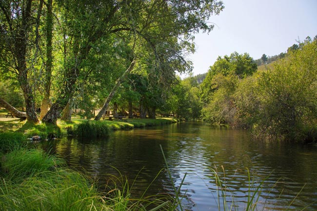 As melhores praias fluviais na Serra da Estrela Mergulhe nas águas cristalinas e delicie-se com as paisagens deslumbrantes.