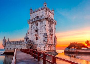 Conheça 6 dos monumentos mais marcantes da história de Portugal! Volte atrás no tempo e encante-se com a riqueza histórica desses monumentos portugueses.