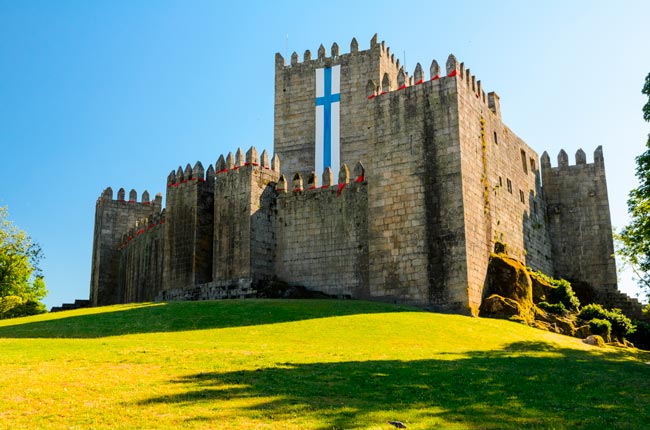 6 dos monumentos mais marcantes da história de Portugal Conheça 6 dos monumentos mais marcantes da história de Portugal! Volte atrás no tempo e encante-se com a riqueza histórica desses monumentos portugueses.
