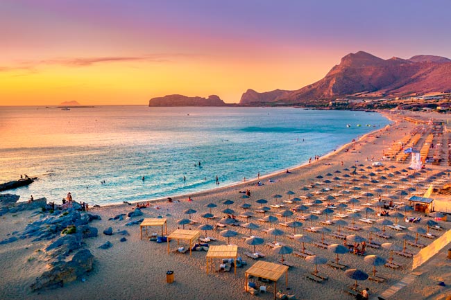 Praia portuguesa entre as 10 melhores praias do mundo! São várias as praias europeias que estão presentes entre as 10 melhores praias do mundo. E entre elas, está uma praia portuguesa, pois claro!