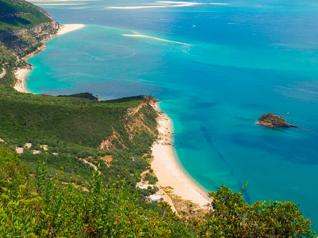 10 das melhores praias da Arrábida Há praias paradisíacas a menos de 1 hora de Lisboa. As melhores praias da Arrábida juntam serra e mar e criam um cenário memorável!