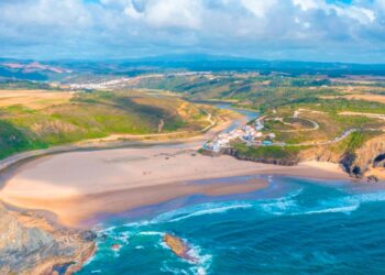 As melhores praias de Odeceixe e arredores são autênticos paraísos para umas férias de verão memoráveis.