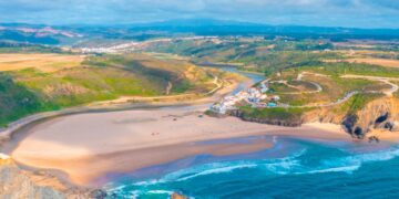 As melhores praias de Odeceixe e arredores são autênticos paraísos para umas férias de verão memoráveis.