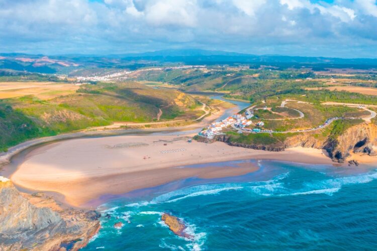 As melhores praias de Odeceixe e arredores são autênticos paraísos para umas férias de verão memoráveis.