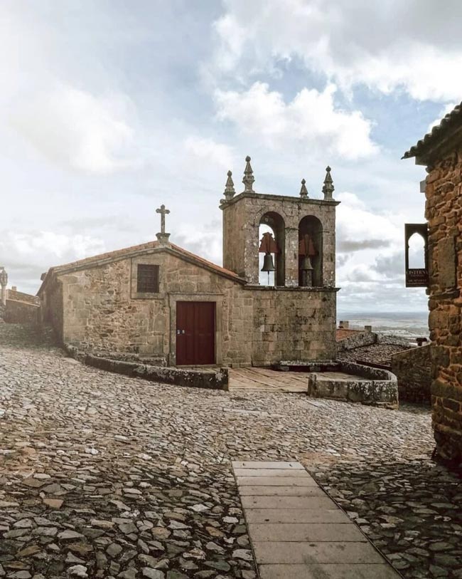 12 incríveis lugares para descobrir no Centro de Portugal No Centro de Portugal há ainda muito para descobrir, desde aldeias históricas, aldeias de xisto, lagoas, cascatas e até passadiços em plena natureza.