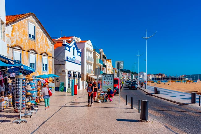 10 das melhores escapadinhas a menos de 1 hora de Lisboa A menos de 1 hora de Lisboa existem locais que vale a pena descobrir. Confira algumas das melhores escapadinhas que pode fazer.