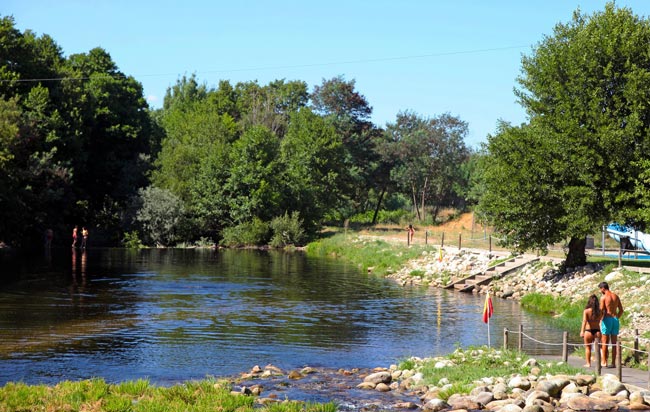 As melhores praias fluviais na Serra da Estrela Mergulhe nas águas cristalinas e delicie-se com as paisagens deslumbrantes.