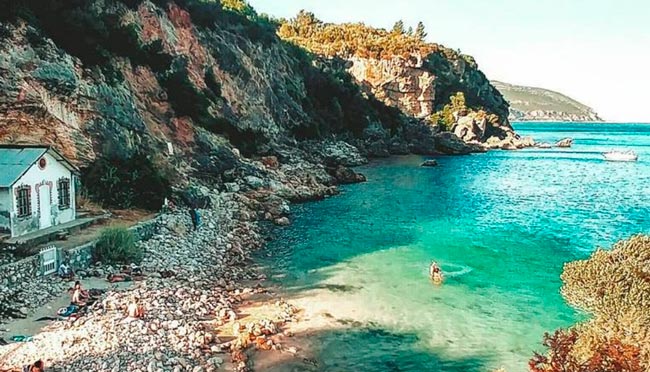 10 das melhores praias da Arrábida Há praias paradisíacas a menos de 1 hora de Lisboa. As melhores praias da Arrábida juntam serra e mar e criam um cenário memorável!