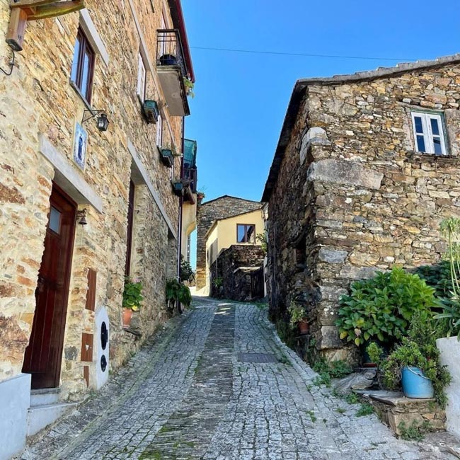 12 incríveis lugares para descobrir no Centro de Portugal No Centro de Portugal há ainda muito para descobrir, desde aldeias históricas, aldeias de xisto, lagoas, cascatas e até passadiços em plena natureza.
