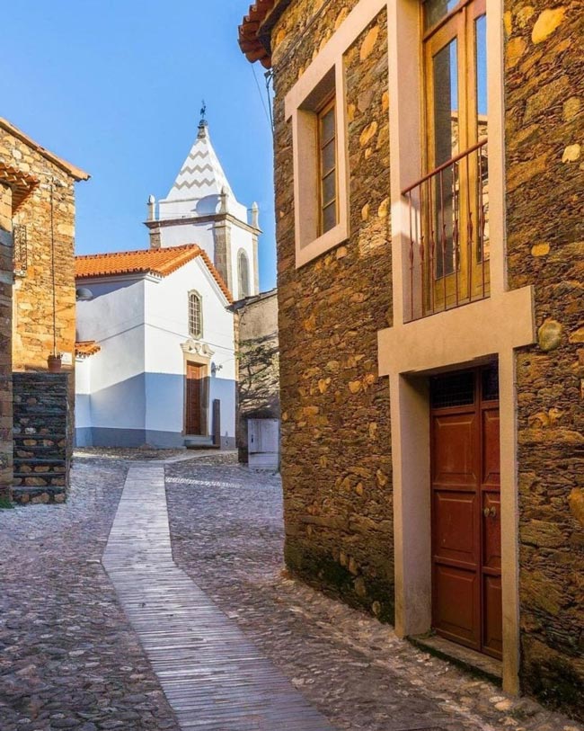 12 incríveis lugares para descobrir no Centro de Portugal No Centro de Portugal há ainda muito para descobrir, desde aldeias históricas, aldeias de xisto, lagoas, cascatas e até passadiços em plena natureza.